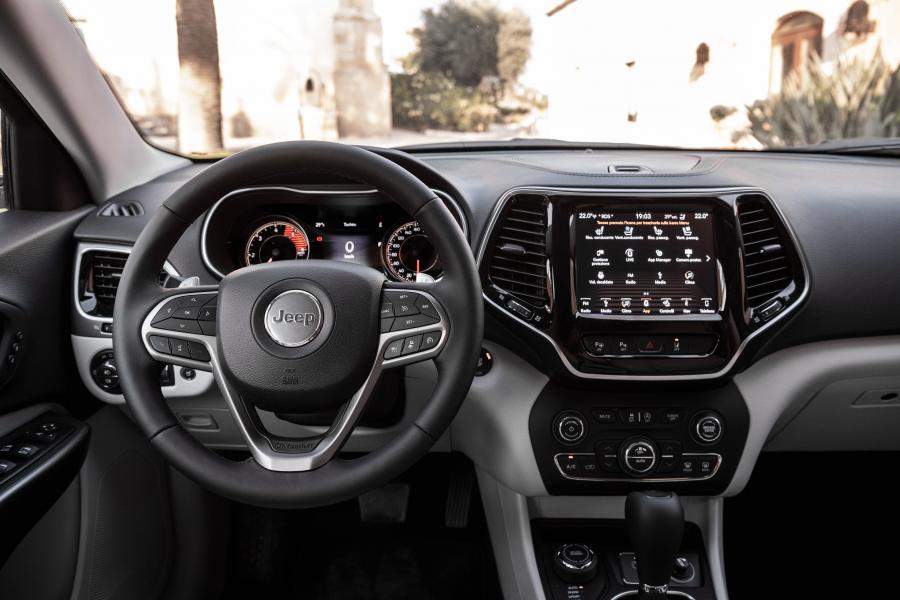 Торпедо Jeep Cherokee Overland (KL) 2018 года  (WW) (фото 24 из 58)